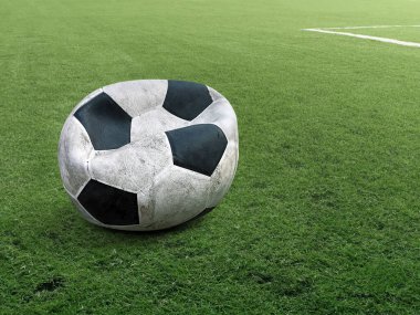 Futbol sahasında sönük bir futbol topu.