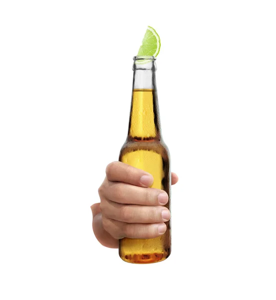 Рука Держа Мексиканскую Бутылку Пива Ломтиком Лайма Белом Фоне — стоковое фото