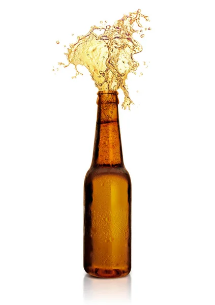 Láhev Studeného Piva Bílém Pozadí Sprejem Vykreslení — Stock fotografie