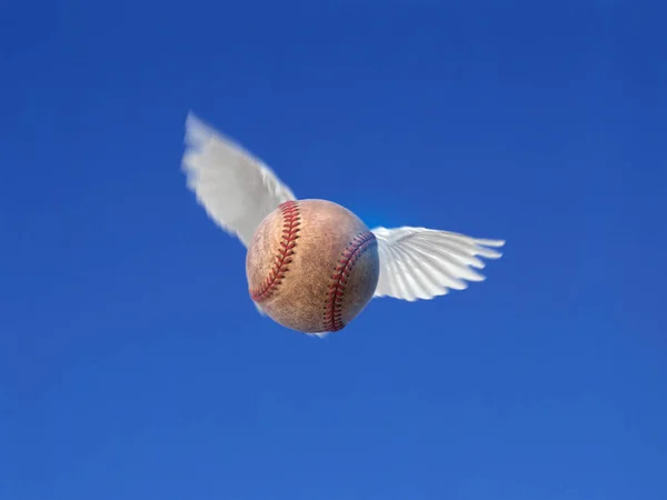 Bola Beisebol Disparada Com Fundo Azul Céu — Fotografia de Stock