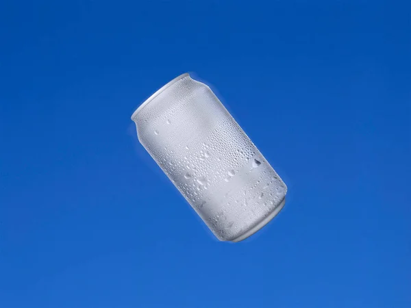 青空を背景にアルミ缶が空中で撮影されました 3Dレンダリング — ストック写真