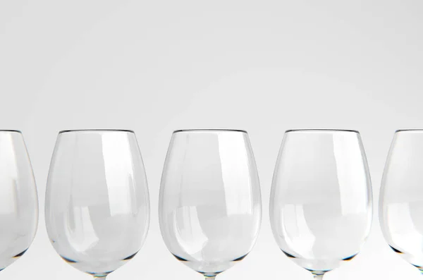 白を背景に空のワイングラス 3Dレンダリング — ストック写真