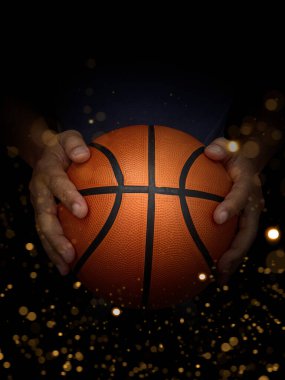 Basketbol topu erkeklerin elinde soyut ışıklarla siyah arkaplanda