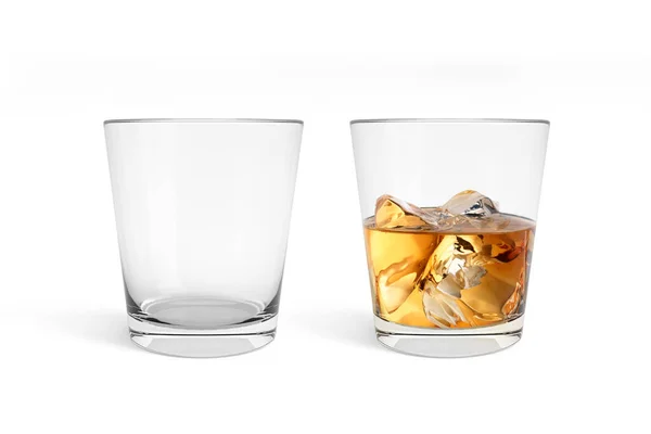 空と白の背景に隔離された完全なウイスキーグラス — ストック写真