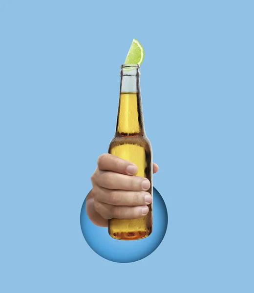 Mão Segurando Garrafa Cerveja Mexicana Com Fatia Limão Fundo Azul — Fotografia de Stock