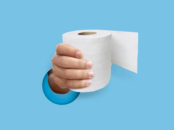 Рука Держит Туалетную Бумагу Через Стену Светло Голубой — стоковое фото