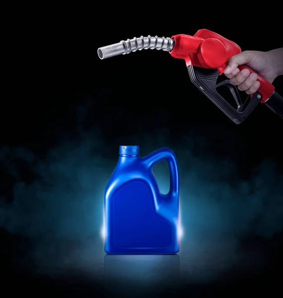 Manos Sosteniendo Boquilla Combustible Botella Azul Aceite Motor Sobre Fondo — Foto de Stock