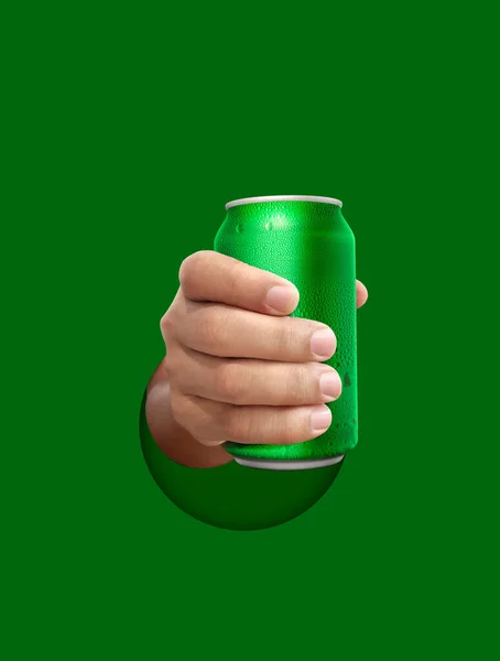 アルミニウム缶を持っている男は緑の背景に水滴を持つ — ストック写真