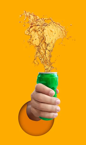 Man Holding Cold Beer Splashing Out Caned Yellow Background — Stock Photo, Image