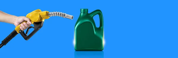 Manos Sosteniendo Boquilla Combustible Botella Aceite Motor Sobre Fondo Azul — Foto de Stock