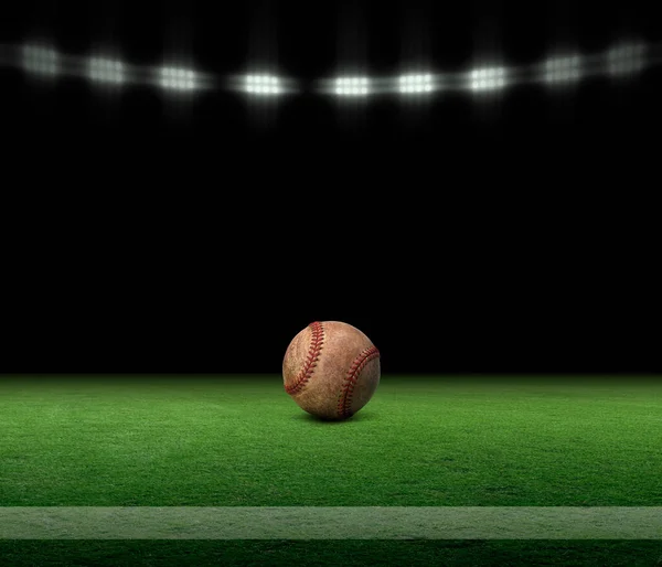 Baseball Míč Trávníku Pole Pruhem Černým Pozadím Pod Světly — Stock fotografie