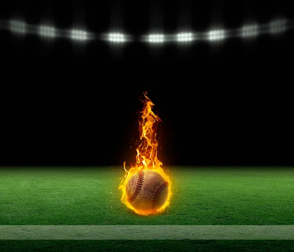 Пожежний Бейсбольний Трав Яному Полі Смугою Чорним Тлом Під Вогнями — стокове фото