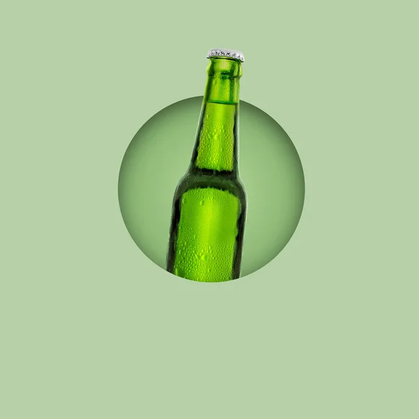 パステルグリーンの背景に凝縮の滴と新鮮なビールの緑のボトル — ストック写真