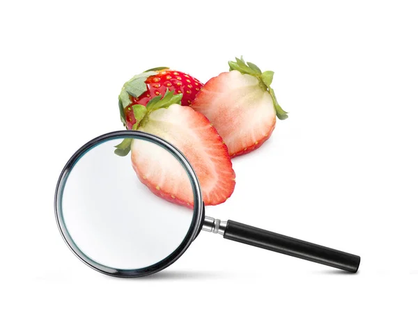 Memperbesar Kaca Dan Strawberry Pada Latar Belakang Putih — Stok Foto