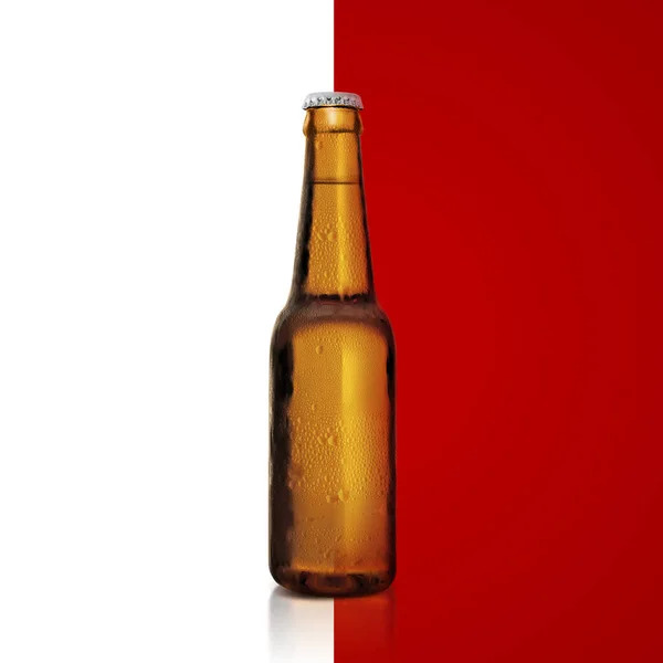 Hnědá Láhev Čerstvého Piva Kapkami Kondenzace Bílém Červeném Pozadí — Stock fotografie