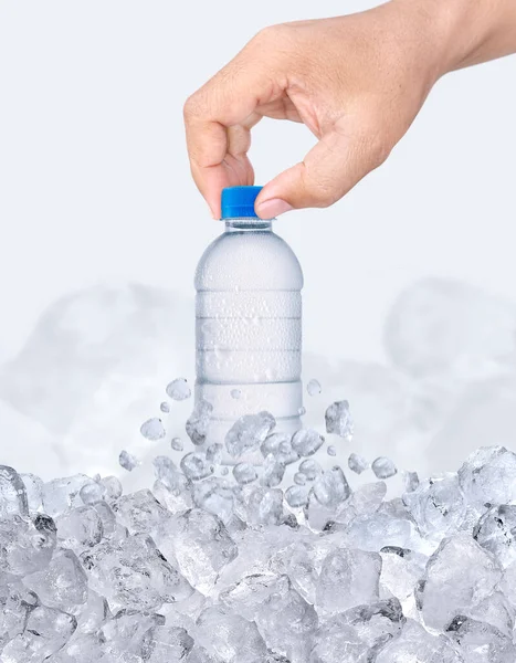 一个人手里拿着一瓶水穿过冰块 — 图库照片