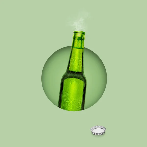 绿瓶带冷凝水的新鲜啤酒瓶子是在淡绿色的背景下被发现的 — 图库照片