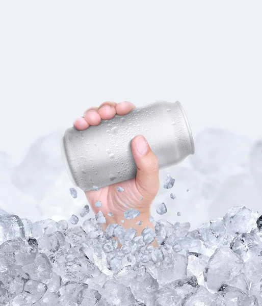 拿着铝罐和水滴的人 穿过冰块的时候 — 图库照片
