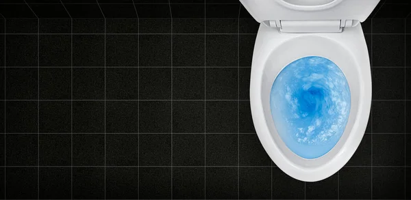 马桶的顶视图 蓝色洗涤剂在里面冲刷 — 图库照片