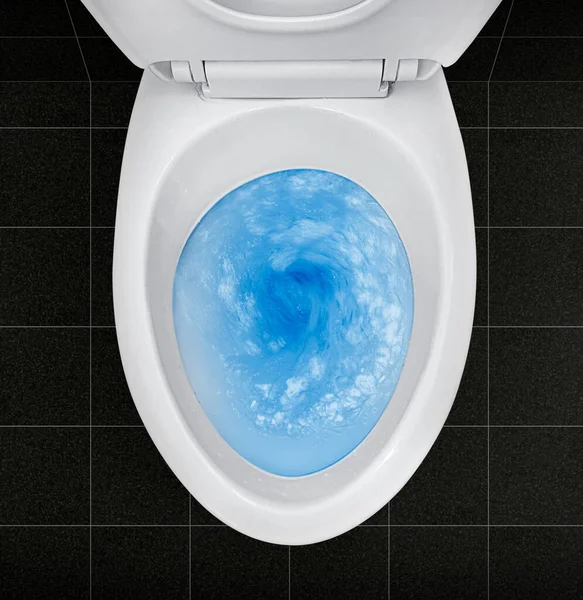 Widok Góry Muszli Klozetowej Niebieskie Spłukiwanie Detergentu Nim — Zdjęcie stockowe