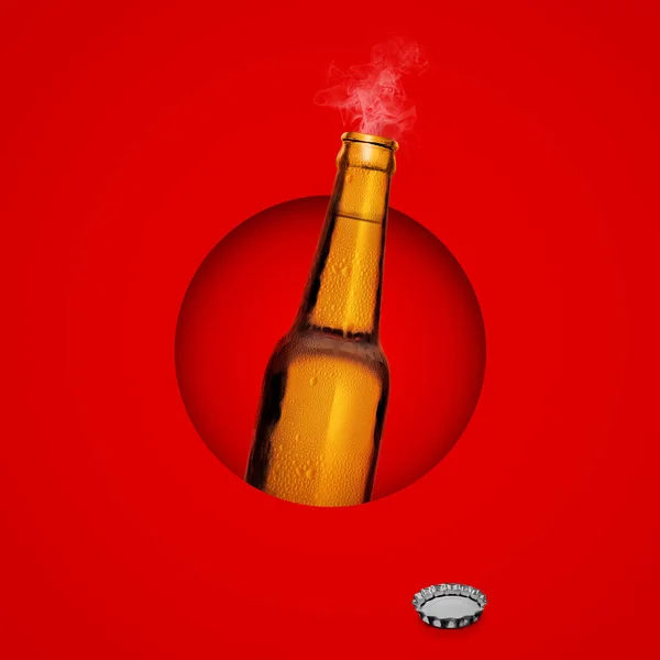 Butelka Świeżego Piwa Kroplami Kondensacjibutelka Jest Odkryta Czerwonym Tle — Zdjęcie stockowe