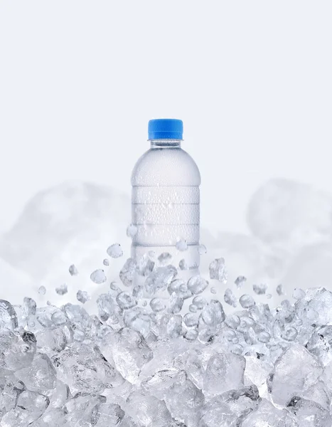 Una Botella Agua Flota Por Los Cubos Hielo — Foto de Stock