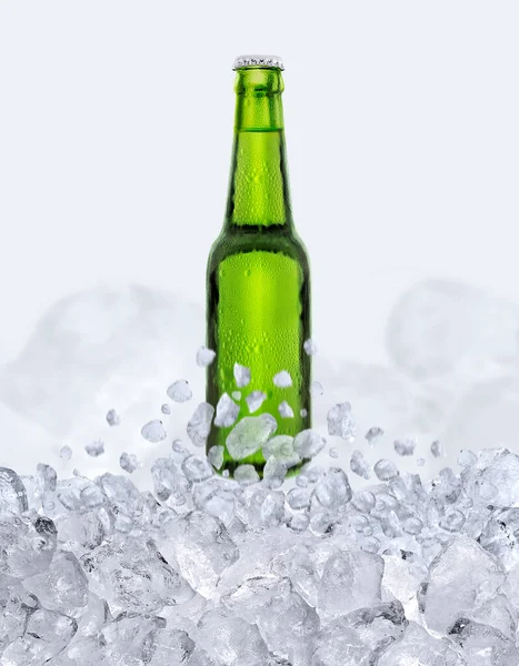 Πράσινο Μπουκάλι Φρέσκια Μπύρα Σταγόνες Επιπλέει Μέσα Από Παγάκια — Φωτογραφία Αρχείου
