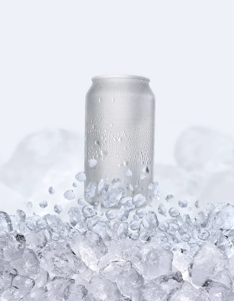 Butelka Wody Unosi Się Górę Przez Kostki Lodu — Zdjęcie stockowe