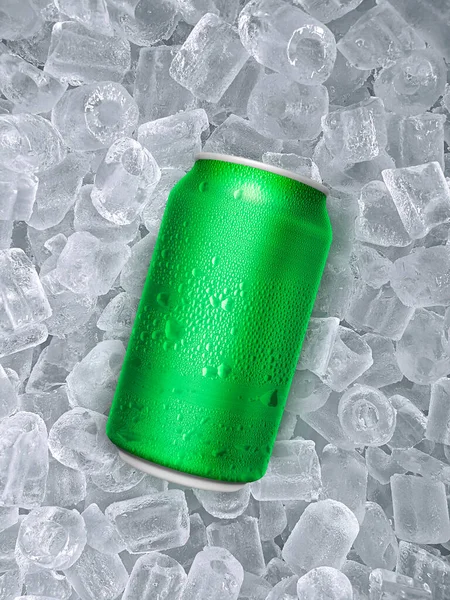 Zelená Hliníková Plechovka Kapkami Vody Ledová Kostka Šťavnaté Letní Osvěžující — Stock fotografie