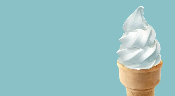 在蓝色背景的华夫饼圆锥中的冰淇淋圆锥特写 — 图库照片