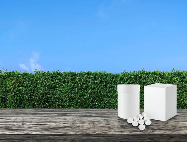 木桌平台上的药瓶和白色药丸 绿草墙质地 蓝天明亮 — 图库照片