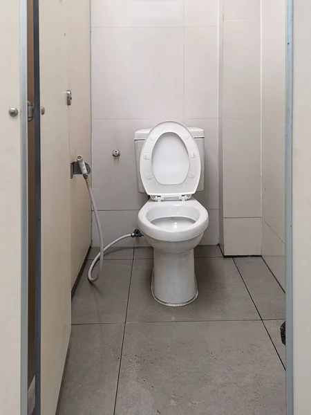 Пустой Белый Общественный Туалет — стоковое фото