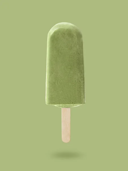 绿色背景的冰淇淋 — 图库照片