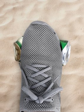 Kumda, plajda, denizde insan ayağı tepiniyor  