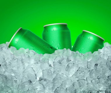 Bir kutu soğuk içecek, bir küp buz, sulu. Yaz ferahlatıcı içecek