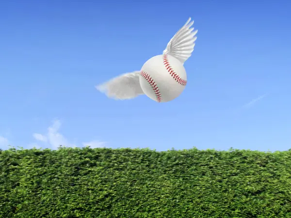 Honkbal Bal Hebben Vleugels Vliegen Lucht Blauwe Lucht Groen Gras — Stockfoto