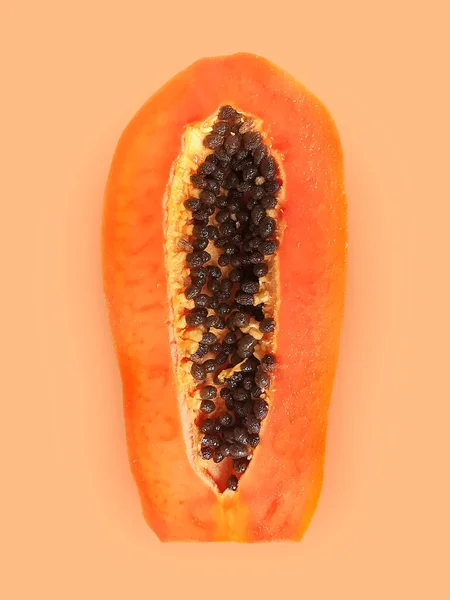 熟したパパイヤの果物の半分は 色の背景に種があります 熱帯果実の食欲をそそる — ストック写真