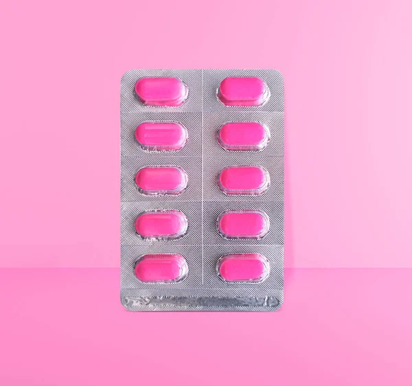 Συσκευασία Των Ροζ Χάπια Ροζ Τοίχο Ιατρική Έννοια — Φωτογραφία Αρχείου