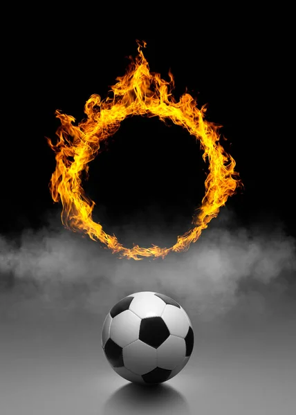 Μπάλα Ποδοσφαίρου Και Δαχτυλίδι Της Φωτιάς Μαύρο Φόντο Καπνού — Φωτογραφία Αρχείου
