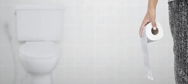 Person Som Lider Diarré Håller Rulle Toalettpapper Framför Toalettstolen — Stockfoto