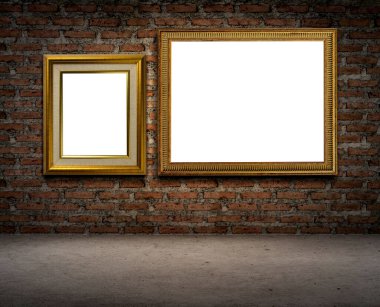 Koyu tuğla duvardaki altın resim çerçevesi