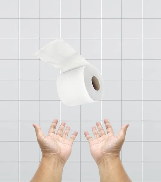 Руки Чекають Туалетного Паперу Тло Туалету — стокове фото