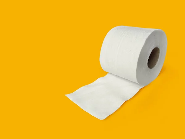 Rulla Toalettpapper Ovanpå Gul Bakgrund För Reklam — Stockfoto