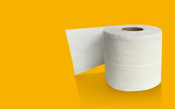 黄色背景上的卫生纸卷 用于广告 — 图库照片