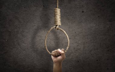 Beton duvarda asılı cellat düğümü ile el ele tutuşma halatı.