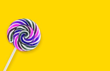 sarı arka plan üzerinde renkli lolipop