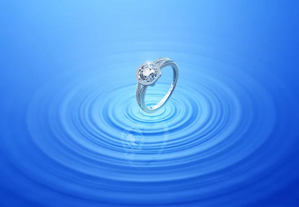 Anel Diamante Água Ondulada Com Reflexão — Fotografia de Stock