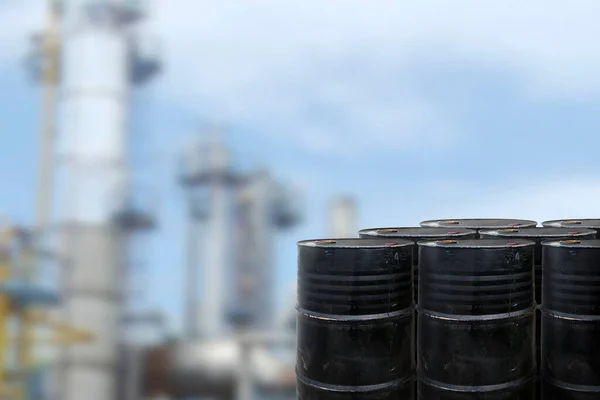 Barris Óleo Preto Contra Com Fundo Borrado Refinaria Petróleo — Fotografia de Stock