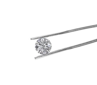 Beyaz arkaplanda cımbızla tutulan güzel elmas kesimi