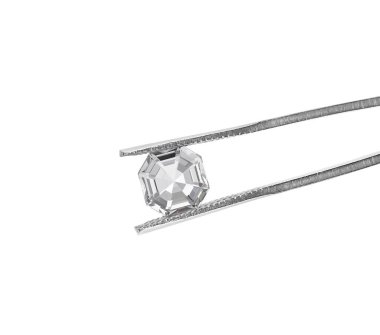 Beyaz arkaplanda cımbızla tutulan güzel elmas kesimi